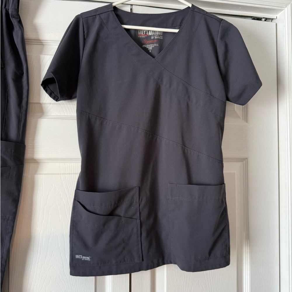 Grey’s Anatomy by Barco Uniforms Charcoal Scrub Top Size S